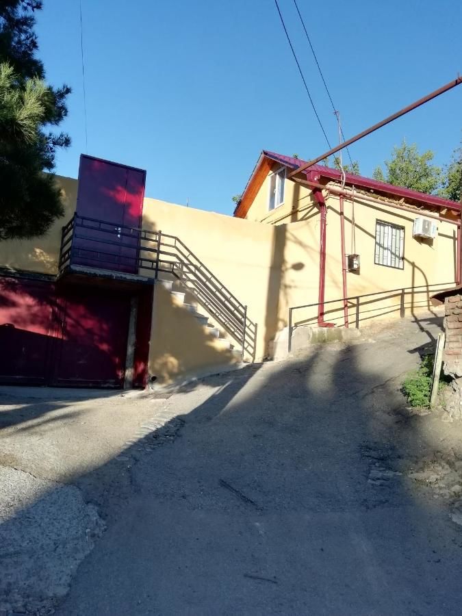 Гостевой дом Yellow House Тбилиси-30