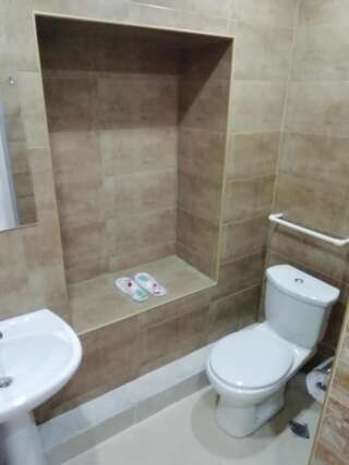 Гостевой дом Yellow House Тбилиси Небольшой двухместный номер с 2 отдельными кроватями-34